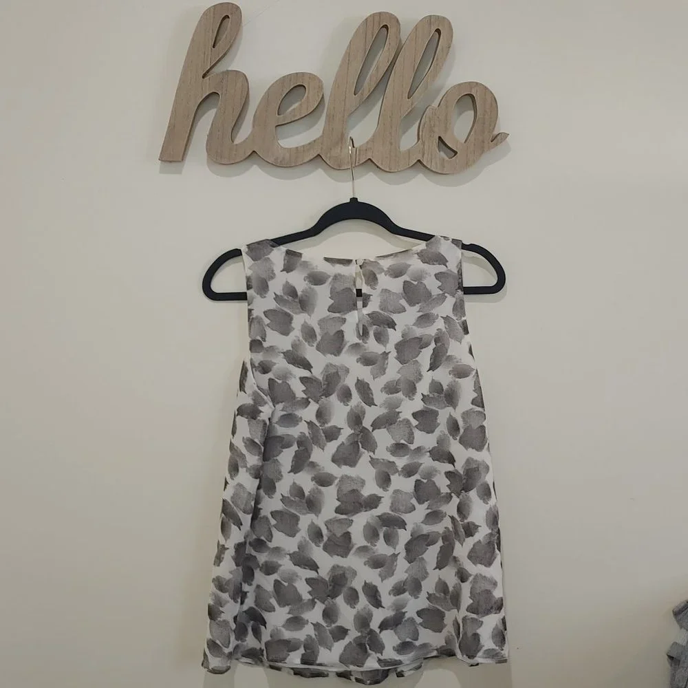 White House Black Market Abstract Leaf Print Sleeveless Lined Blouse (S) - Picture 3 of 4